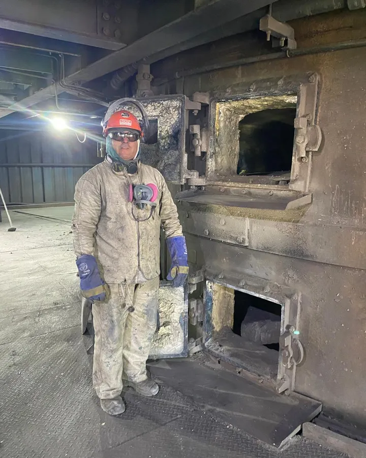 Técnico de SIDEM junto a un horno industrial tras una intervención